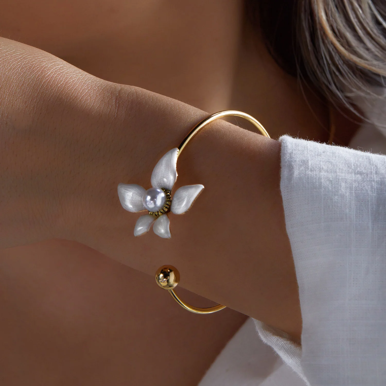 Exquisites Weißes Emaille-Blumen-Armband und Halskette für Damen, Eleganter Perlen-Blumen-Choker, Ring, Modischer Luxus-Schmuck als Geschenk – Detail 2