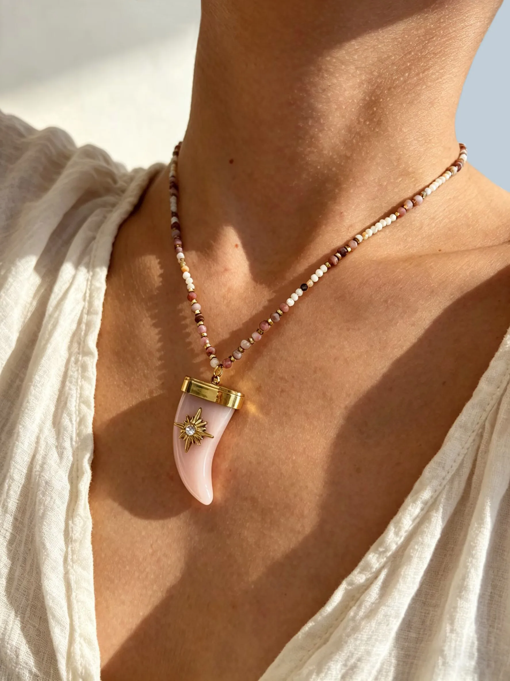 GHIDBK Lmitation Cow Horn Powder Crystal Natural Stone Pendant Women's Necklace Rhinestone Bead Decoration Birthday Party Gift