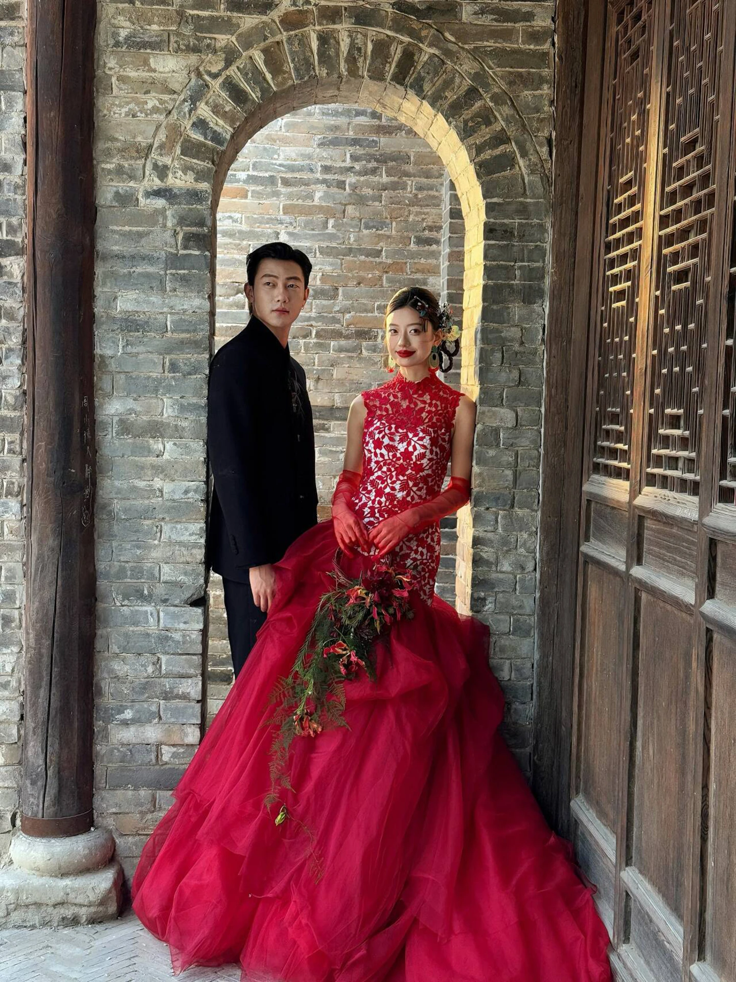

Red Fish Tail Gown Heavy Embroidery Studio Theme Outdoor Garden Style Wedding Dress for Ladies Spring Season Fashion Trend