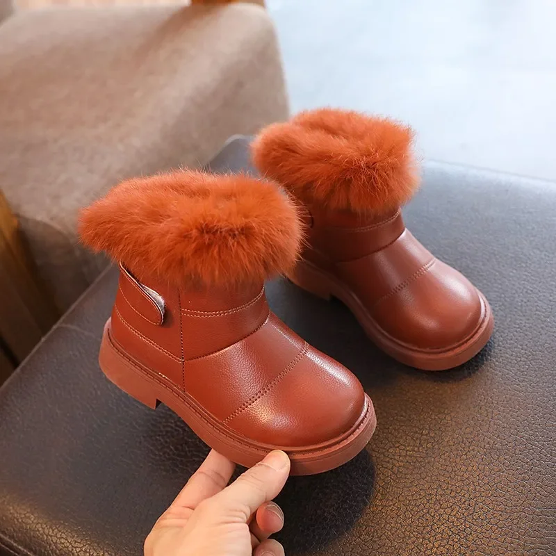 Botas de nieve para niños, botas cortas de cuero de Color sólido para niñas, botas gruesas y cálidas de piel de felpa a la moda para niños, antideslizantes, novedad de 2024