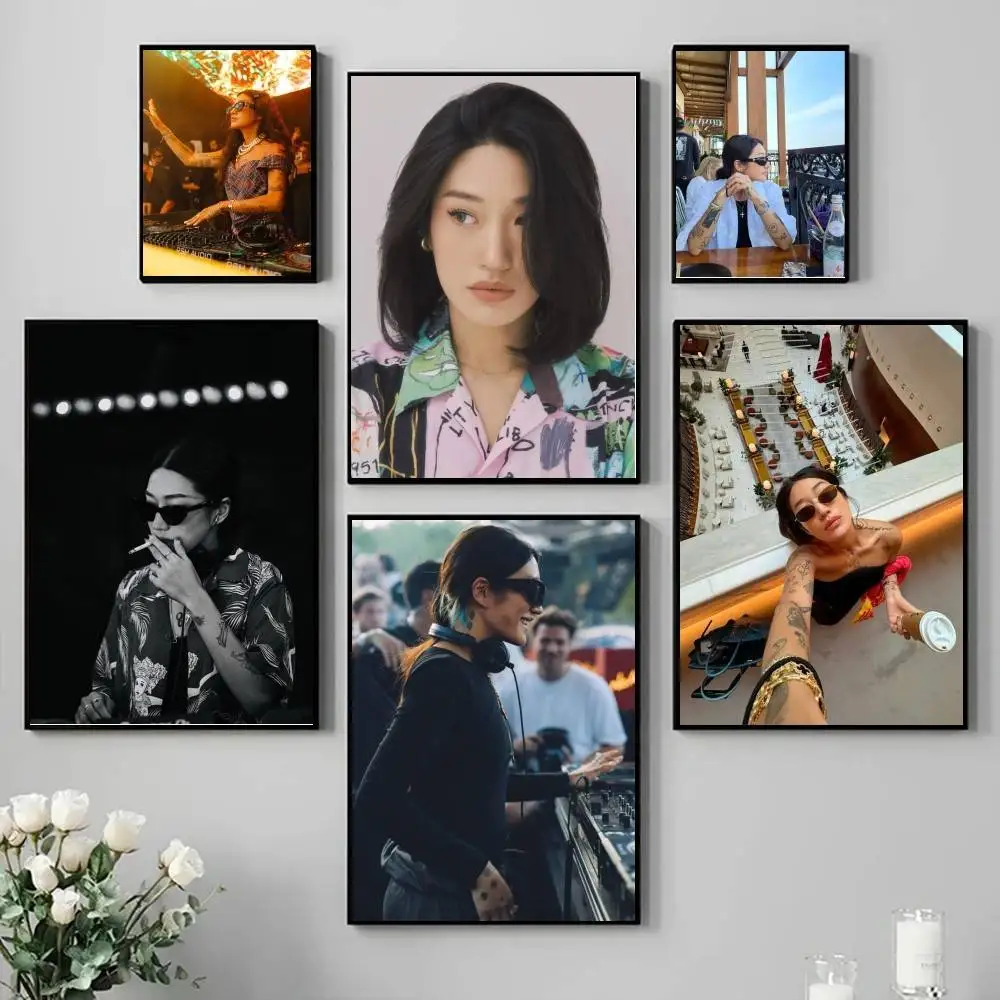 1 قطعة Peggy Gou ملصق فني ذاتي اللصق مقاوم للماء ورقة ملصق مقهى بار غرفة جدار ديكور #1