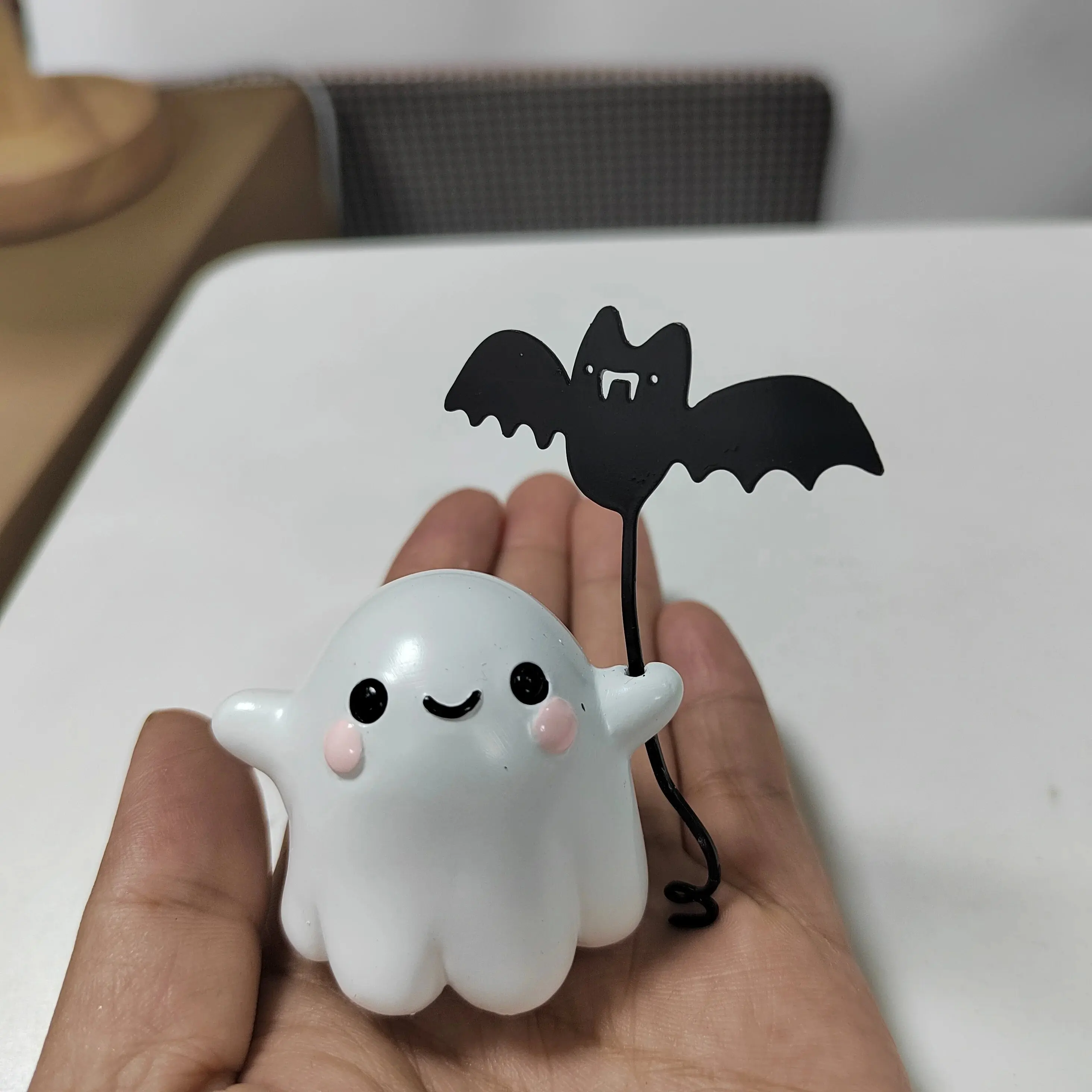 1Pc Halloween Cute Ghost Putting Bat Ornaments, Ghost Bat Desktop Party Decoration, Party Small Gift, Little Finger Cute Ghost