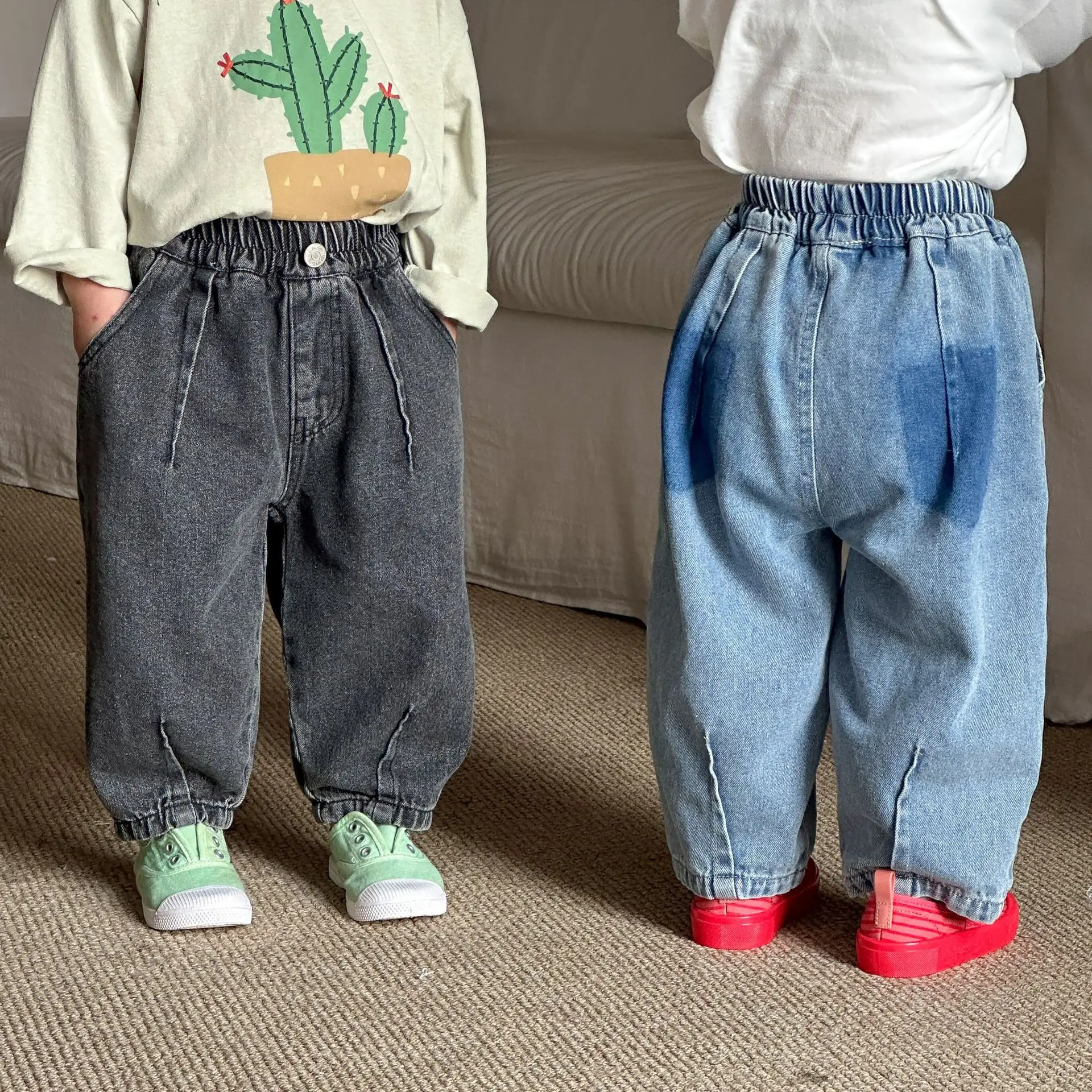 

2023 весенние новые детские джинсовые брюки, модные повседневные штаны для мальчиков, детские свободные джинсы, шаровары для маленьких девочек, одежда для малышей