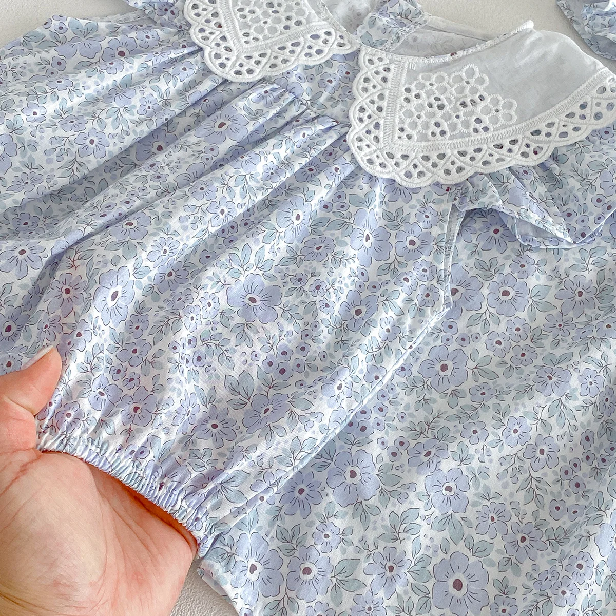 ZOETOPKID Sommer Baby Mädchen Kleidung Blumenmuster Kurzarm-Strampler Baby Bodysuit Puppenkragen Jumpsuit Spitzen-Blütenblatt-Kragen Outfit – Detail 24