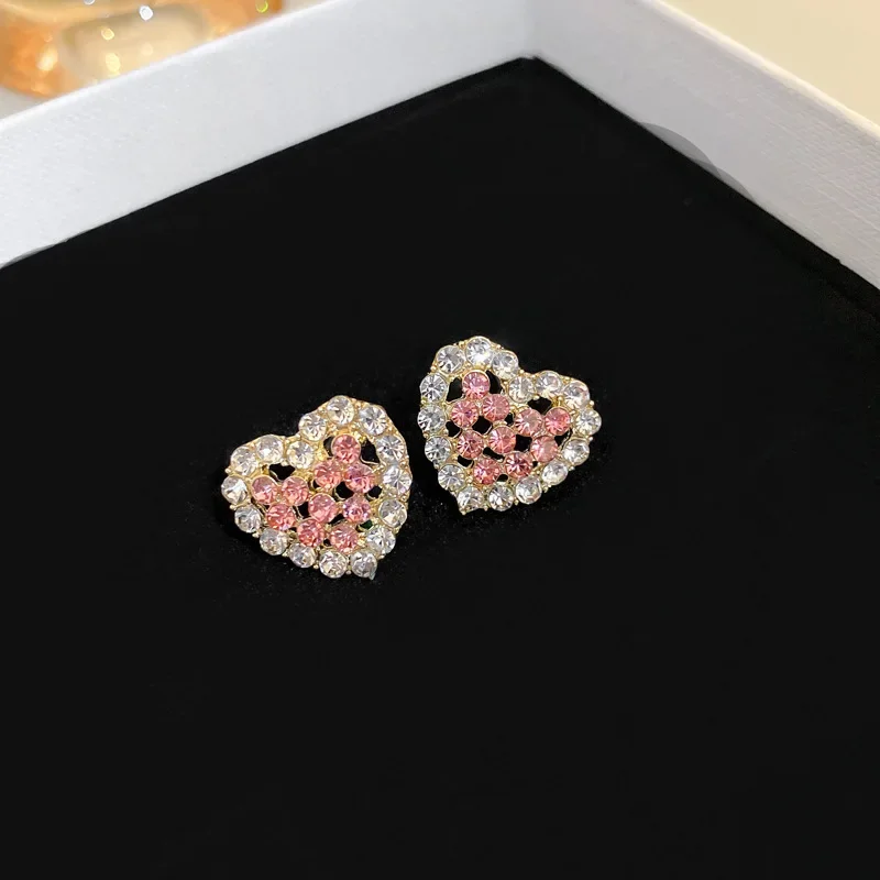 Anting-anting kancing berlian imitasi penuh kristal warna merah muda trendi untuk wanita perhiasan temperamen sederhana hadiah Hari Valentine anak perempuan