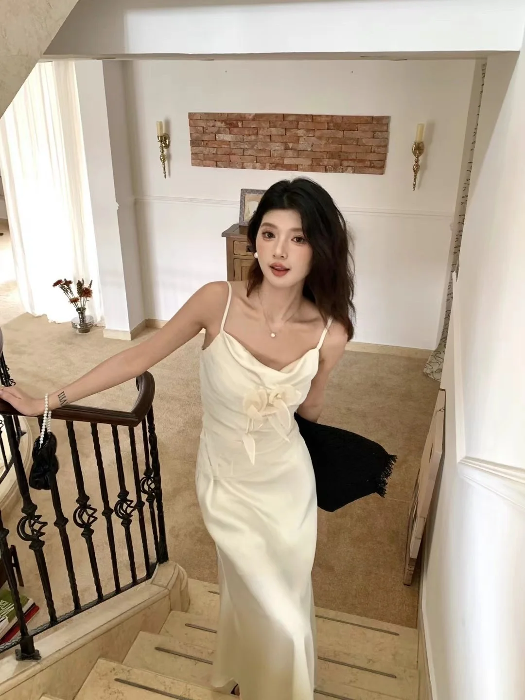 Ele Ladylike Pure Desire Dr مع تصميم زهور ثلاثية الأبعاد وحزام بتصميم فريد من نوعه Dr Women's Faion لخريف 2024