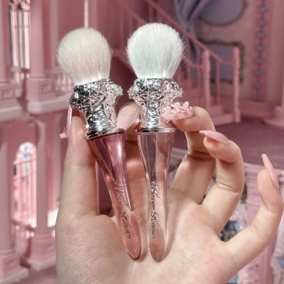 فرشاة فلاور نوز سوان باليه أحمر الخدود من الصوف، فرشاة مكياج برونزية كونتور من فلاور نوز