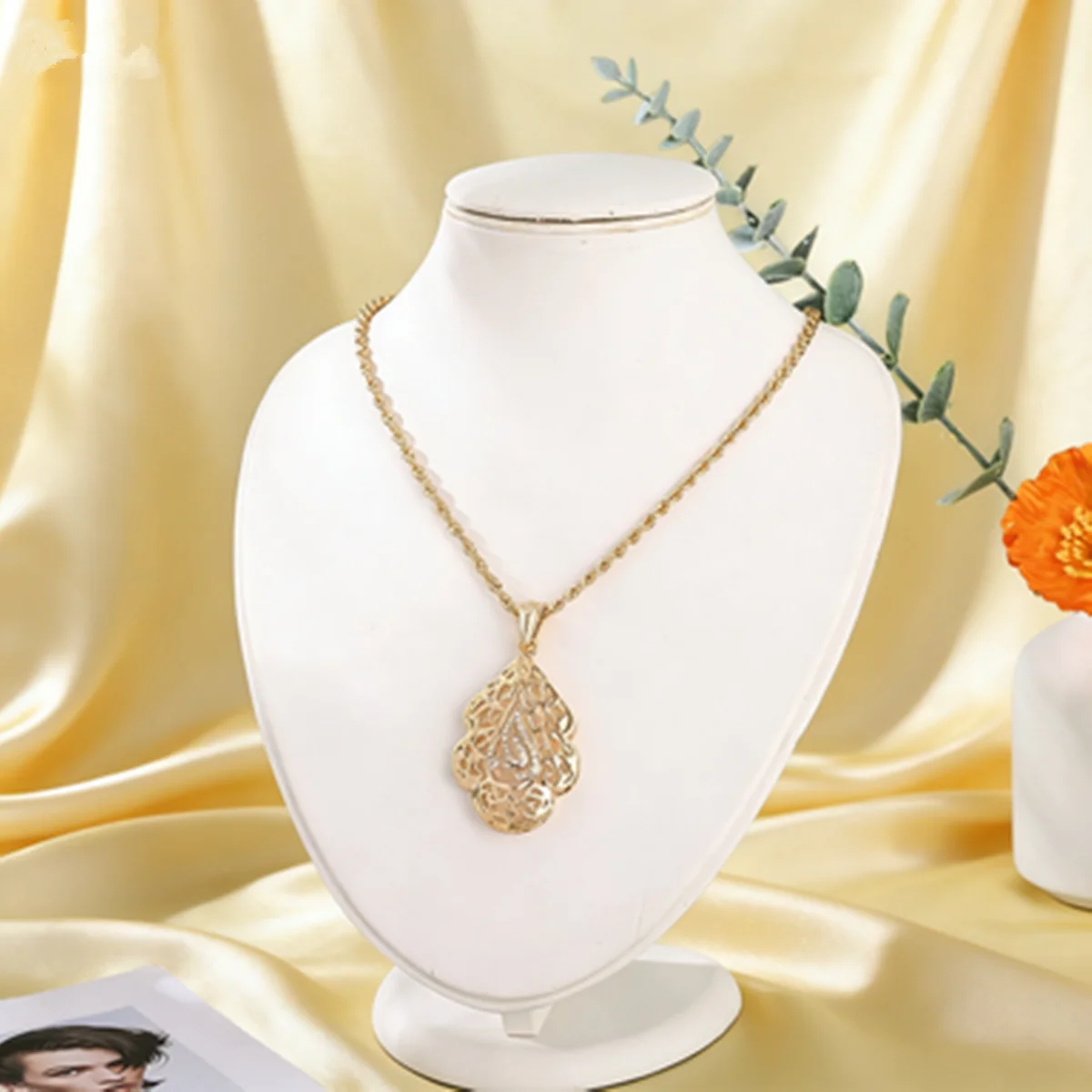 

Middle East Trendy Geometric Hollow Pattern Necklace Luxury Pendant Gift for Mom Ladies Fashion Jewelry for Festive Occasions