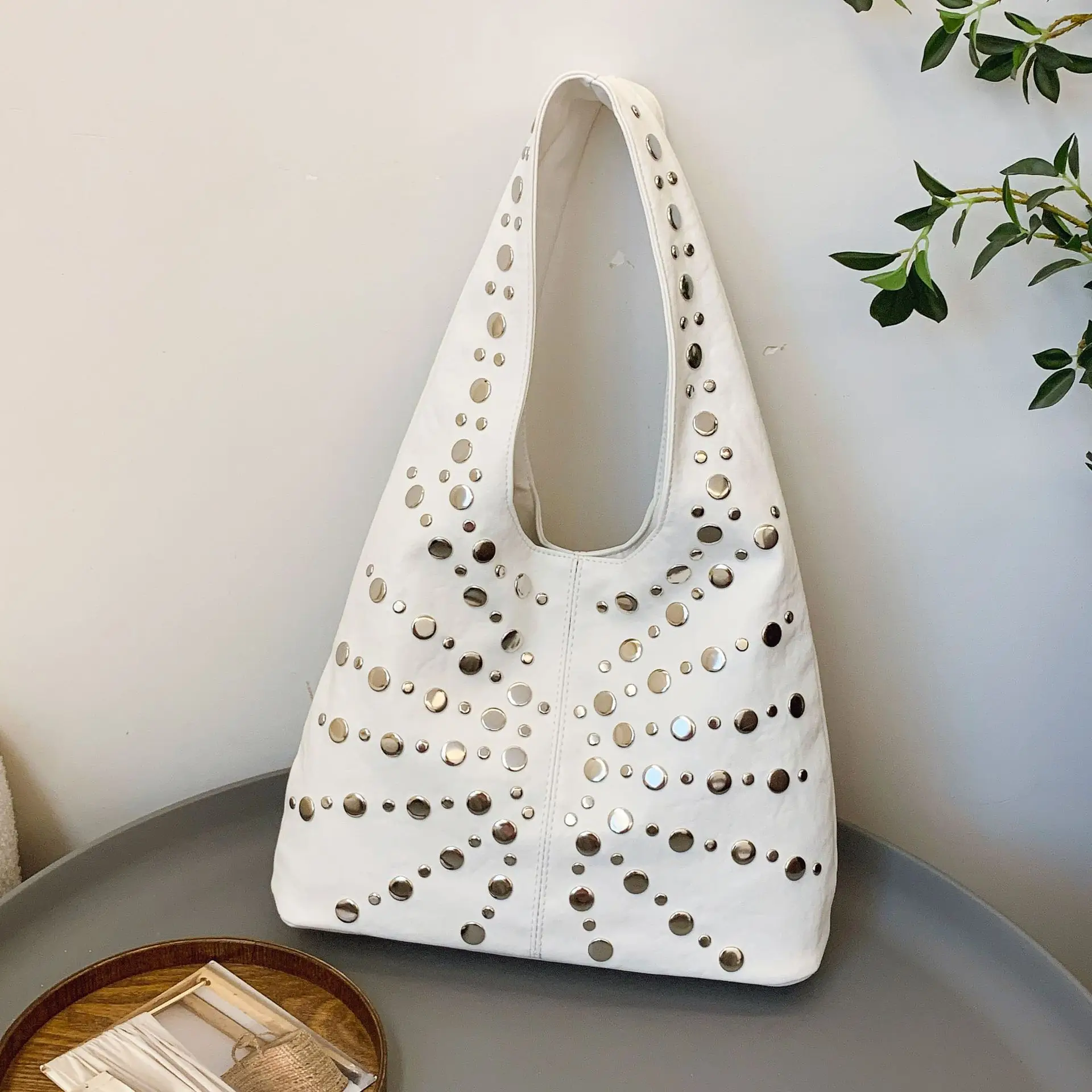 

2025 Niche Women's Goth Rivet Commuter Bag - Euro-American Style Large Capacity Bucket Bag Locomotive Trend