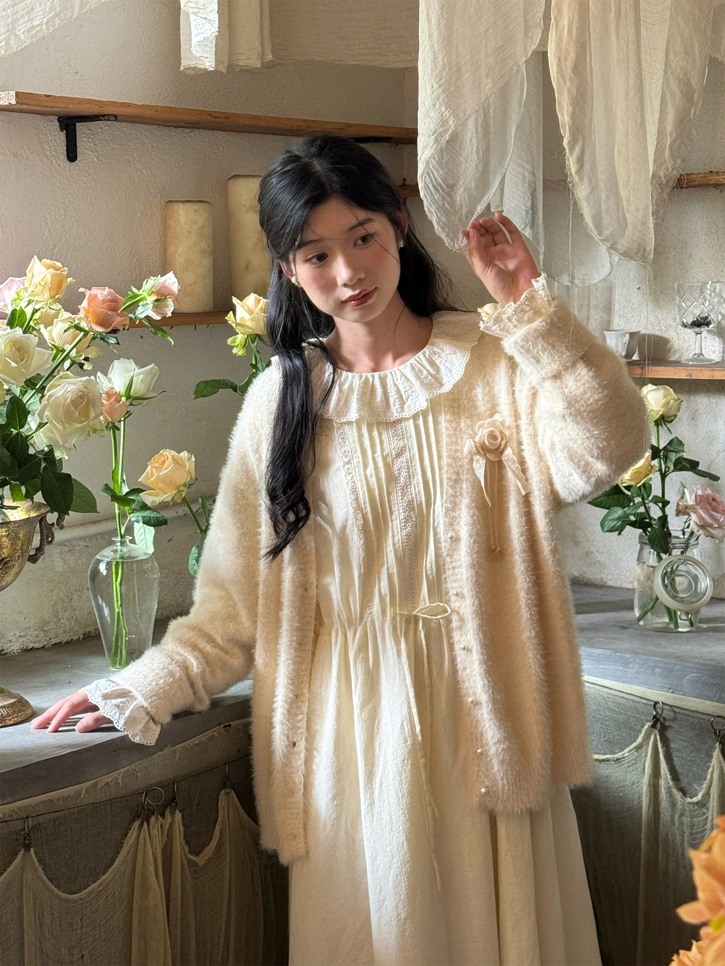 

Универсальный длинный кардиган Cheri Pearl "Morning Fog" оверсайз из пушистой ткани абрикосового цвета с круглым вырезом для осени и зимы