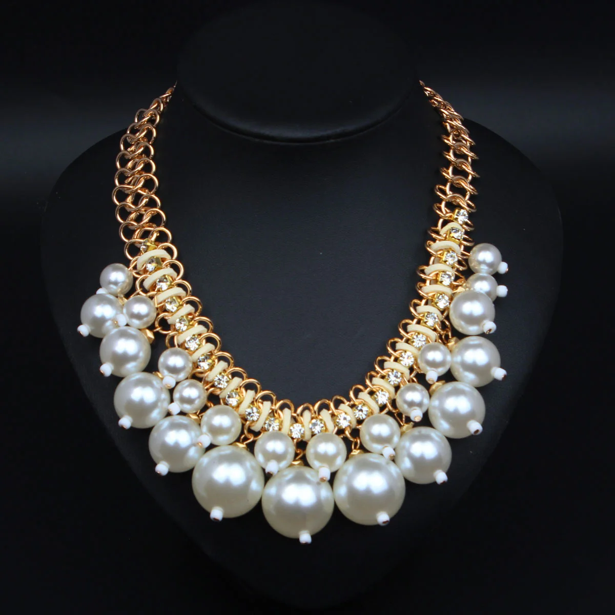 

Fashionable multi-layered pearl and rhinestone short collar necklace. Wedding banquet decorations