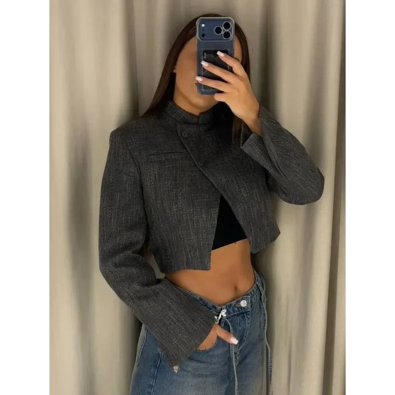 Damska kurtka z krótkim krojem, stójką, zapinana na jeden guzik, modna, z długim rękawem, w stylu marynarki, na wiosnę 2026, do noszenia na co dzień, na ulicy.