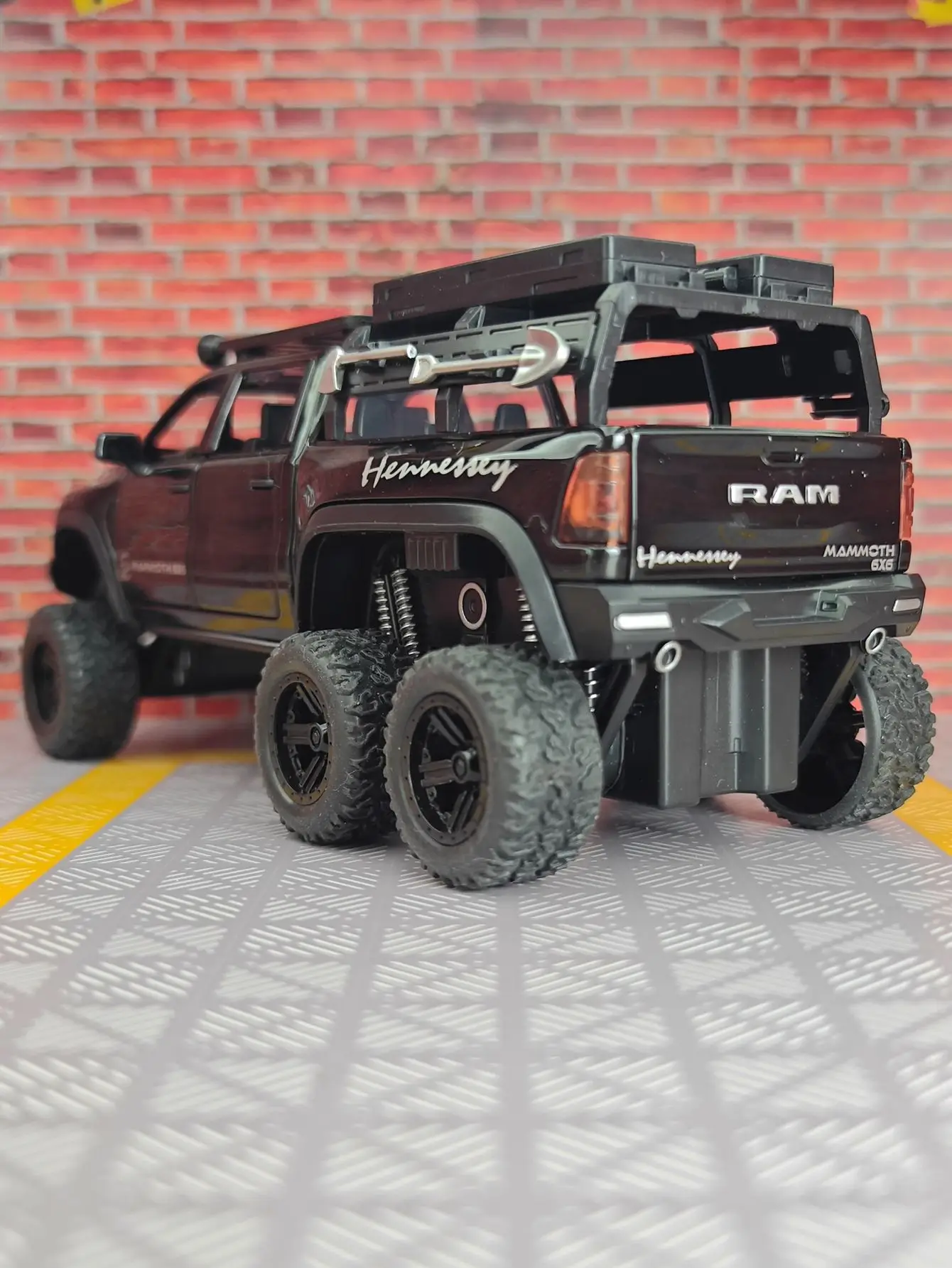 

1:32 Dodge Tyrannosaurus 6X6 alloy car model has sound and lighting functions doors on both sides that can be opened