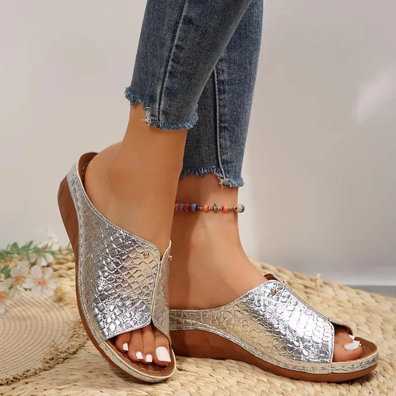 2024 Nieuwe Zomer Luxe Klassieke Slip-On Damesschoenen Casual Dikke Onderkant Open Teen Wedge Strand Dames Slippers Grote Maat