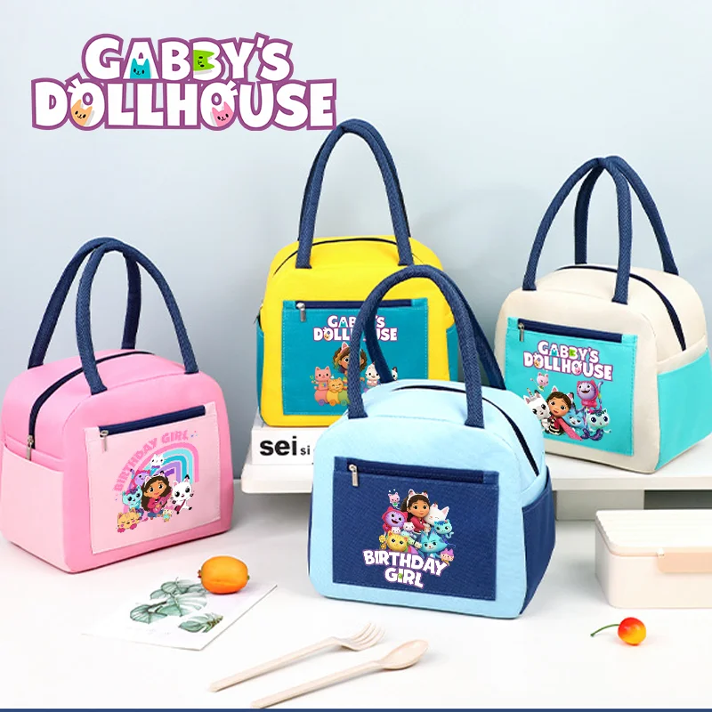 

Мультяшная сумка для обеда «Домик Гэбби» с персонажами аниме, подарки для мальчиков и девочек, большая вместимость, портативная, термоизоляционная, новинка 2026 года, модная уличная сумка
