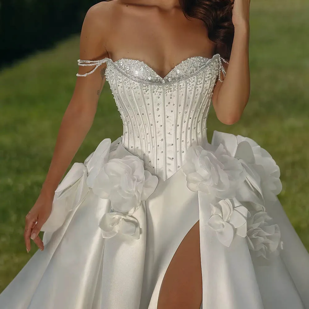 カスタマイズされたサイドスリットオフショルダーウェディングドレス女性のための花嫁サテンフラワークリスタルレースアップバックビーズブライダルガウン