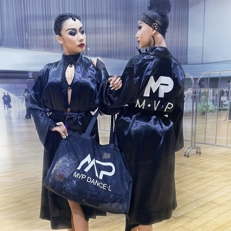 2025 Abrigo largo de competición de baile latino para mujer, bata de satén negro, ropa de baile latino para adultos, ropa de carrera de bailarina profesional DNV25739