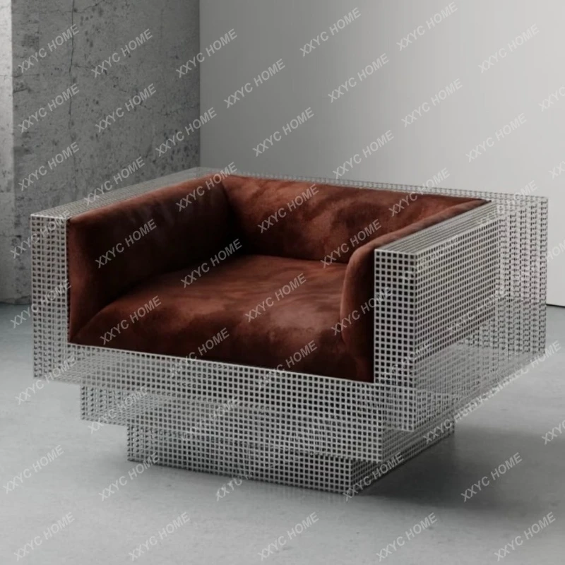 

Диван в стиле ретро из нержавеющей стали с сетчатой структурой, вдохновленный средневековьем и Bauhaus, в стиле old money.