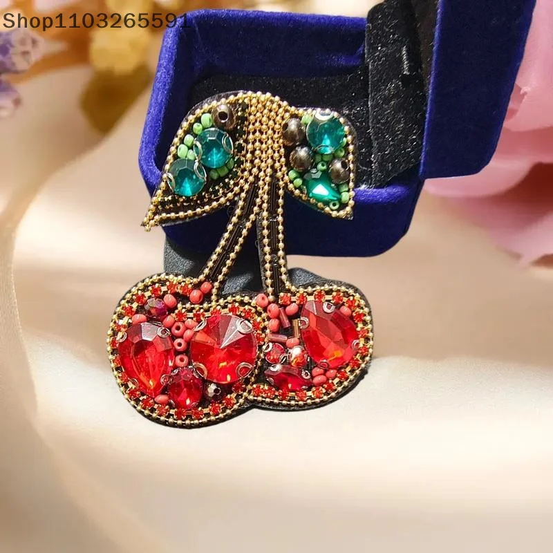 

Декор своими руками — красное сердце со стразами и вишней: нашивка из бисера вручную для сумок и одежды