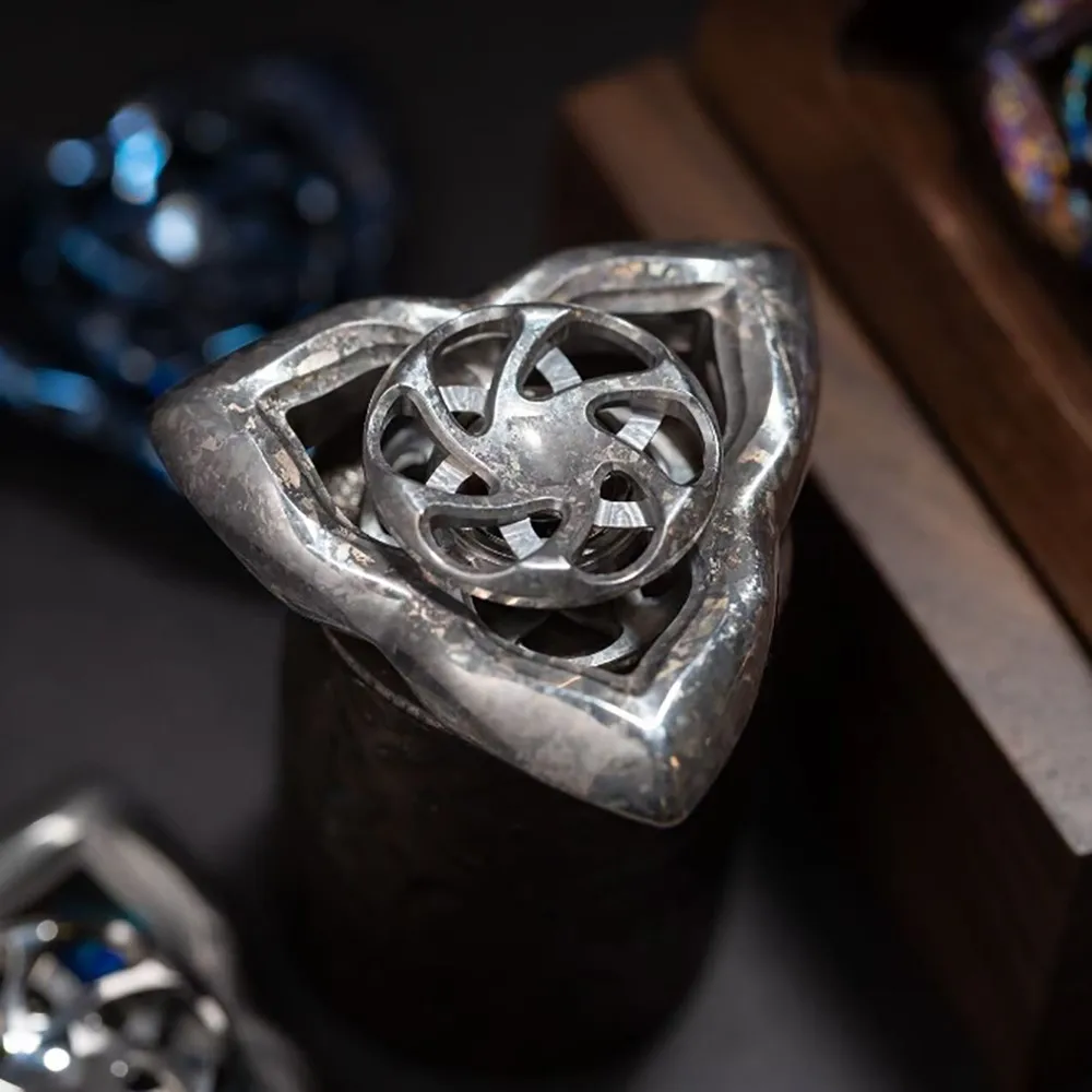 Sangue brilhante edc mirage ar gelo cristal titânio três lâminas fidget spinner brinquedos para adultos acessórios de mesa de escritório