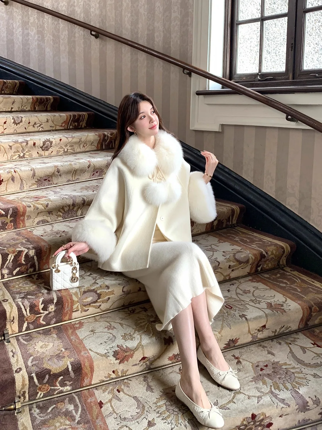 معطف كشمير بياقة من فرو الثعلب للنساء الصغيرات، معطف صوفي من الصوف بالكامل على الوجهين لخريف وشتاء 2025 طراز جديد