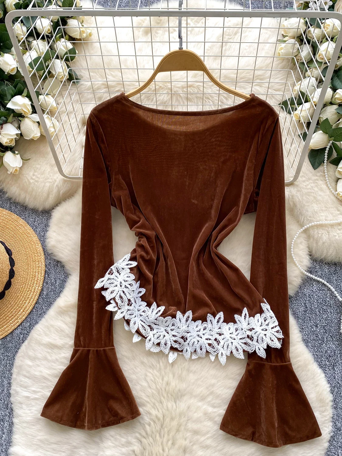 قمصان وبلوزات نسائية بنية مخملية جمالية عتيقة Y2k 2000s قميص دانتيل مرقع بأكمام طويلة ملابس خارجية لخريف 2025