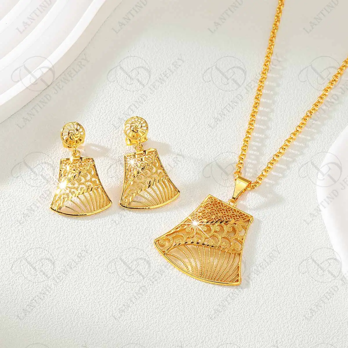

As00097 Dubai Fashion Ladies 24K Gold-Plated Elegant Fan-Shaped Pendant Flower Luxury Dubai Party Matchinging Dress Necklace Gift Earrings Ethiopian Bridal Jewelry Set for Women