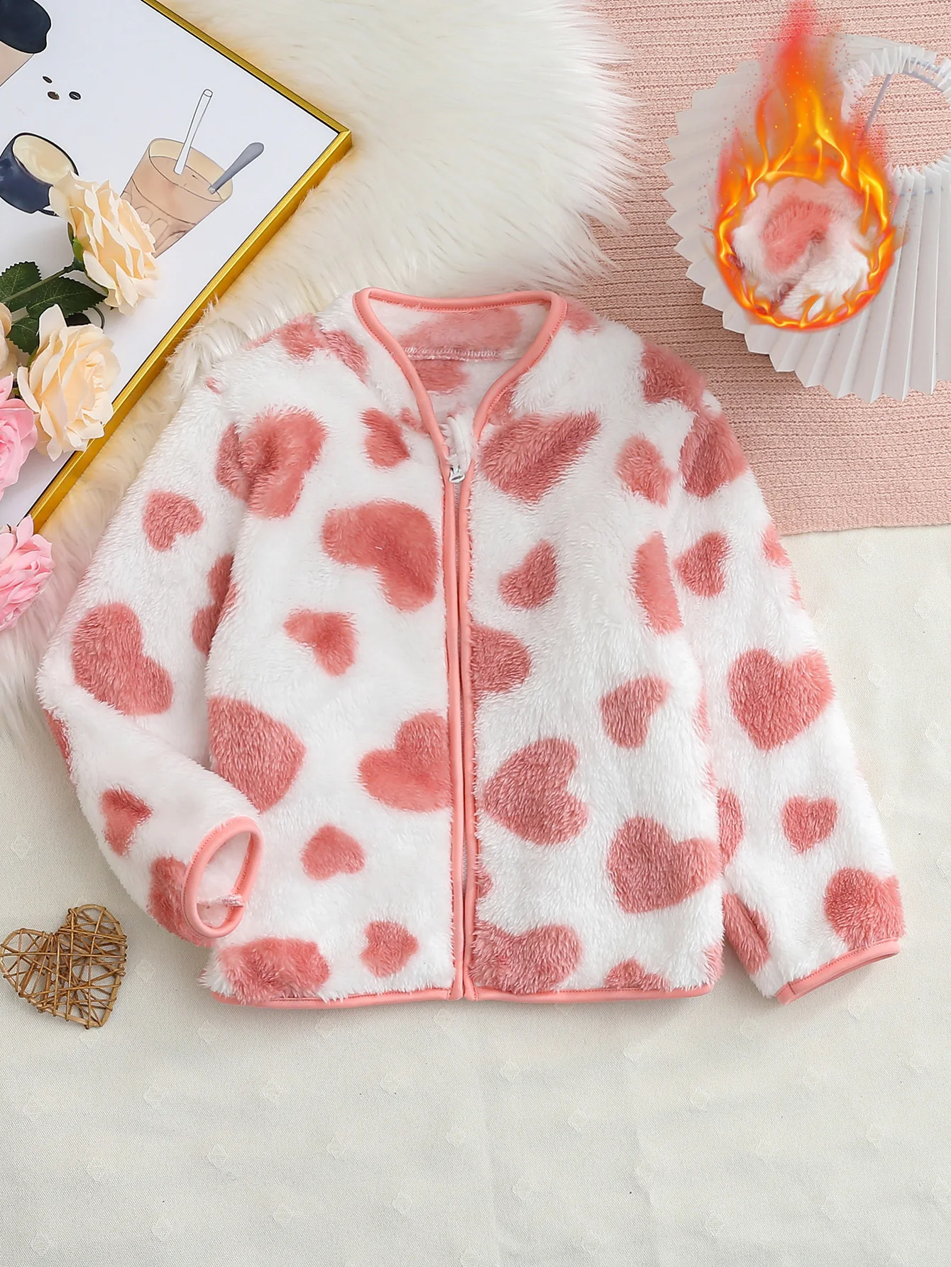 Diese warme Strickjacke für Mädchen im Herbst und Winter ist süß und süß. Es ist eine weiße Basis mit rosa Herzen, vollständig bedruckter Flanellmantel