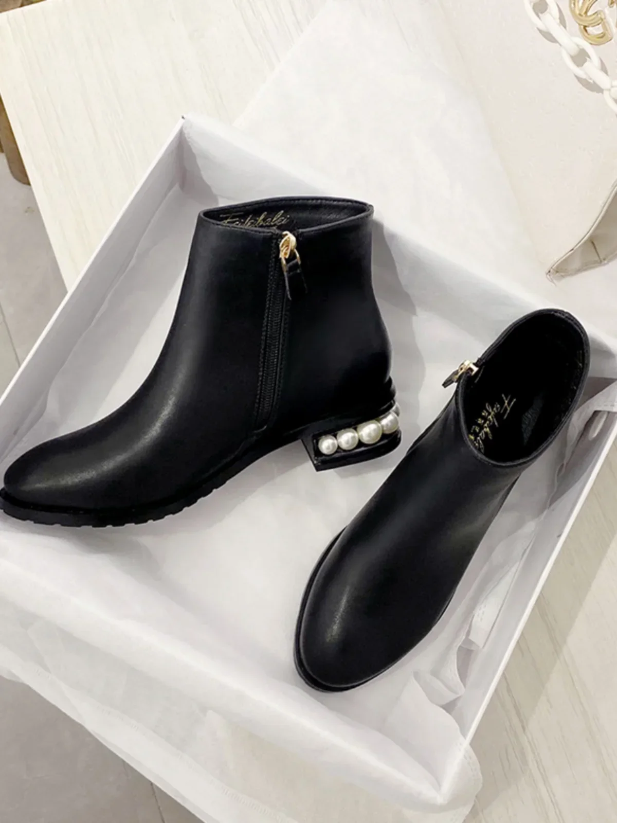 In 2024, the new Pearl women's boots go out for leisure and fashion, and the leather side zipper black velvet women's boots.