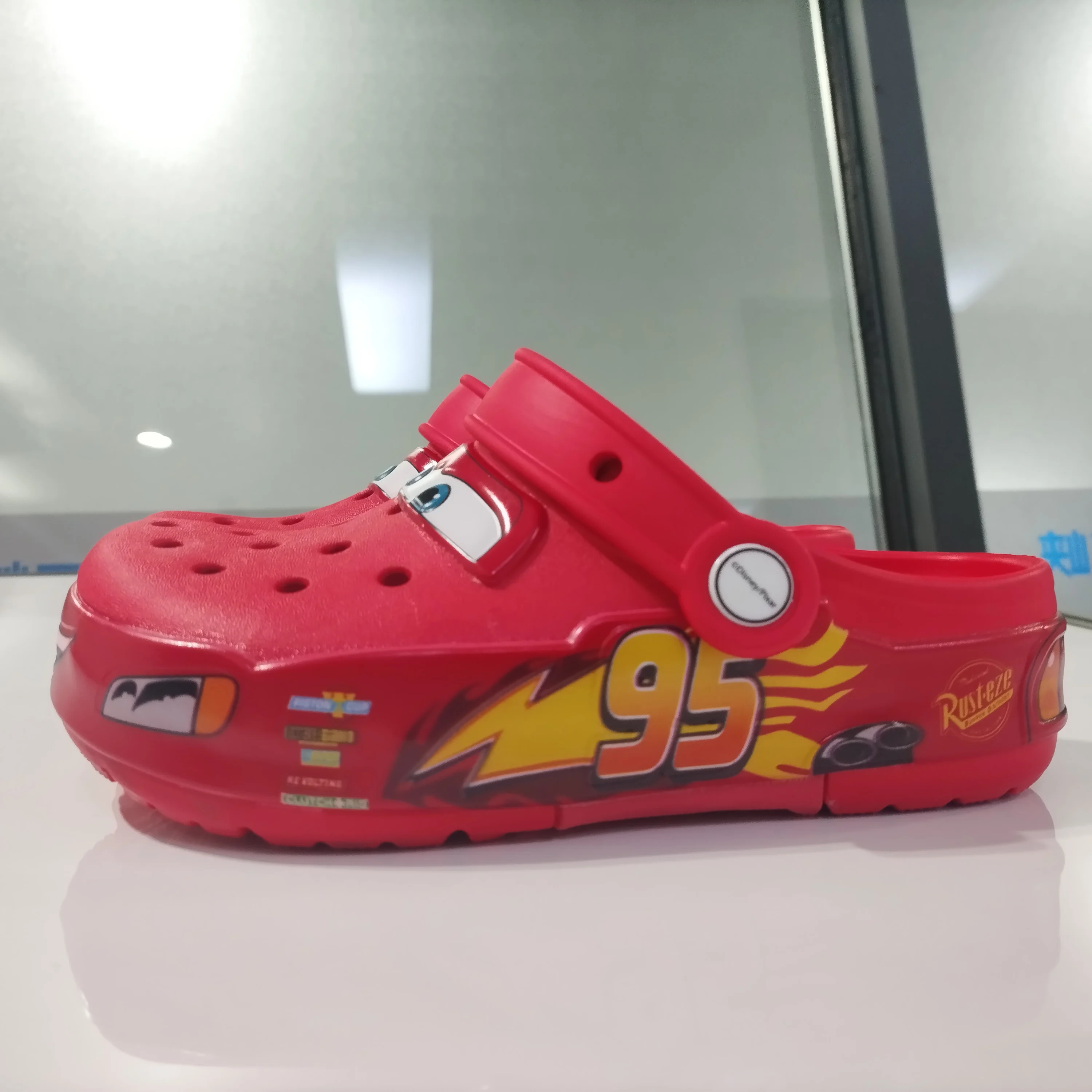 Nuevo Disney McQueen Pix dibujos animados Color sólido impermeable antideslizante agujero sandalias al aire libre sandalias casuales