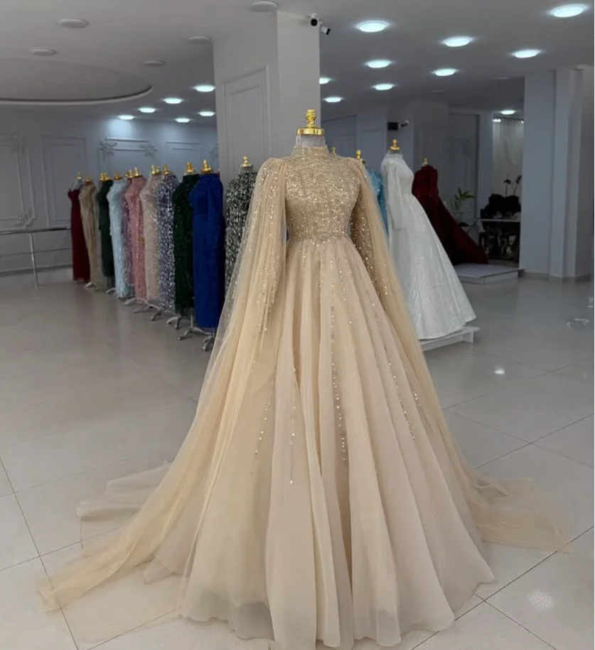 Champagnergold glitzernde muslimische Kaftan-Abendkleider mit Cape-Glitter, Stehkragen, langen Ärmeln, Kaftan-Abschlussballkleid nach Maß