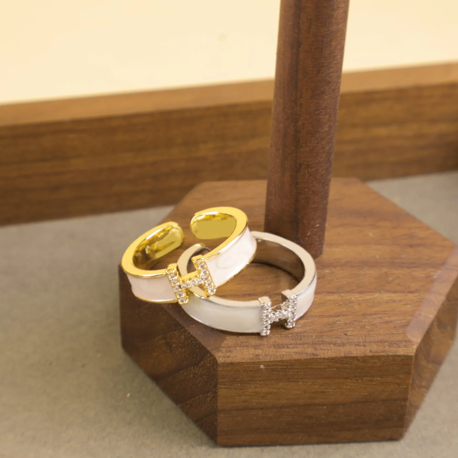 أنيقة H رسالة الزركون حلقة مفتوحة للنساء الفاخرة الحد الأدنى تصميم المشاعر الراقية INS موضة الاتجاه الإكسسوارات والمجوهرات