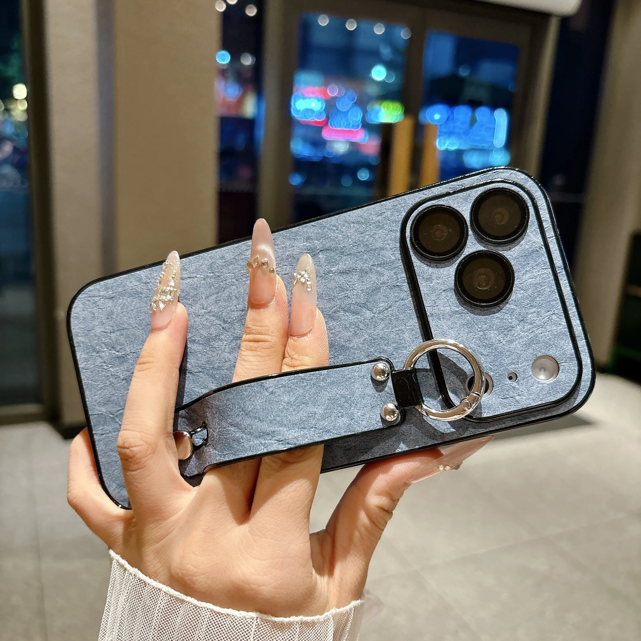Große Fensterhülle mit Faltenleder-Textur für iPhone 17 16 15 14 Plus 13 Pro Max mit Handschlaufe und stoßfestem Schutz