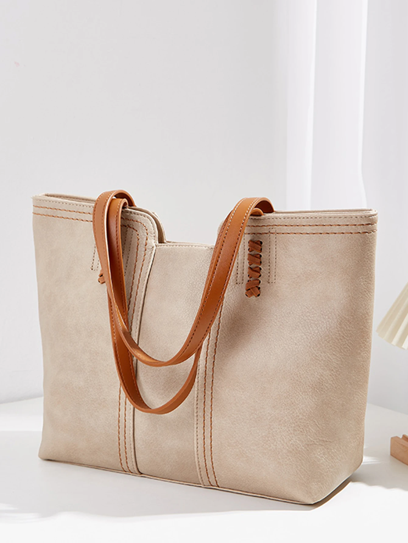 

Новая минималистичная контрастная сумка-тоут большой вместимости, подходящая для ежедневных поездок на работу и выходных прогулок.