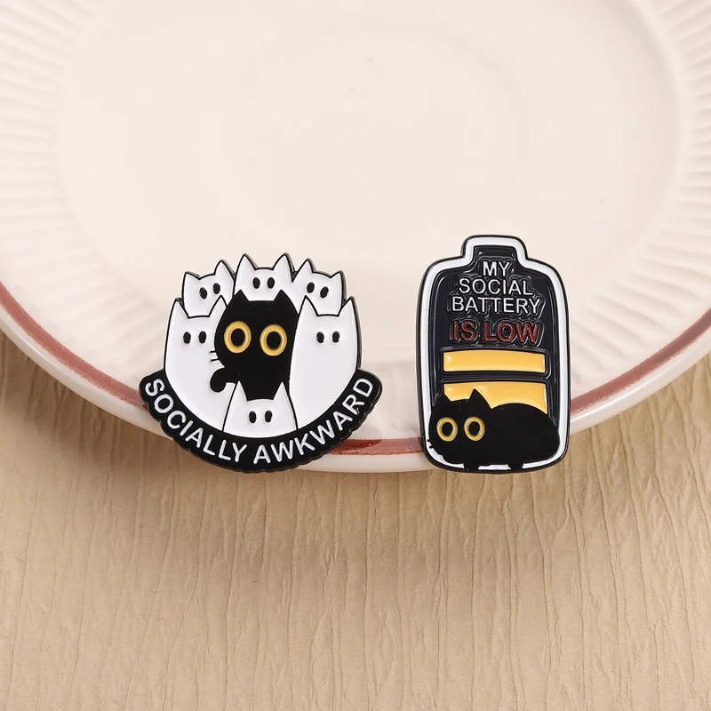 사회적으로 어색한 에나멜 핀, 사회적 배터리 부족 브로치, 라펠 배지, 검은 고양이 재미있는 동물 장신구, 친구들을 위한 선물