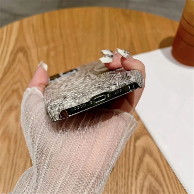 The New Premium sense of retro forest Snake Skin PU  Leather Cases For iPhone 15 Pro MAX 14 Pro 7 8 Plus X XR XS Max Snake Cover