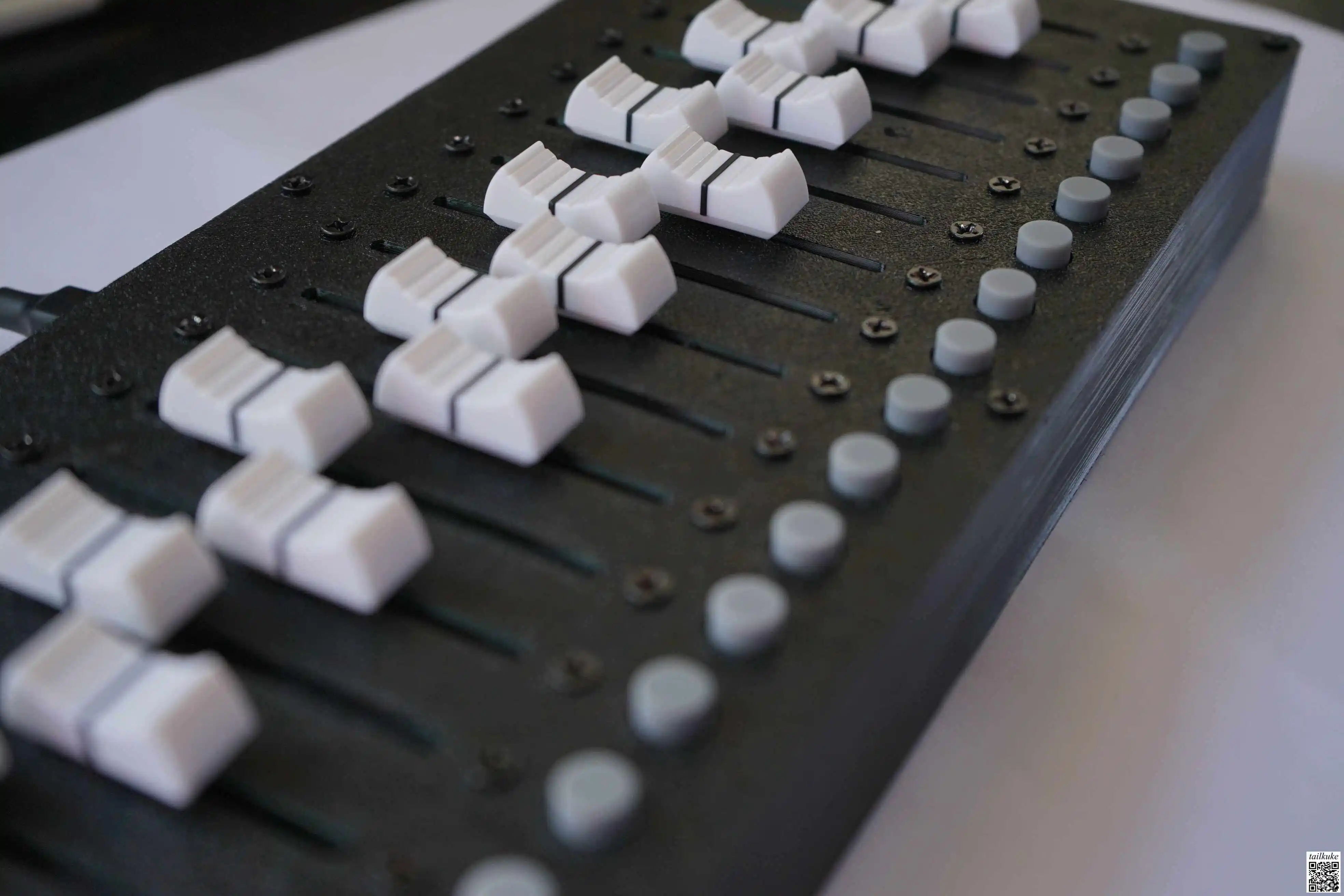 

16-канальный MIDI-контроллер HUI Mixer