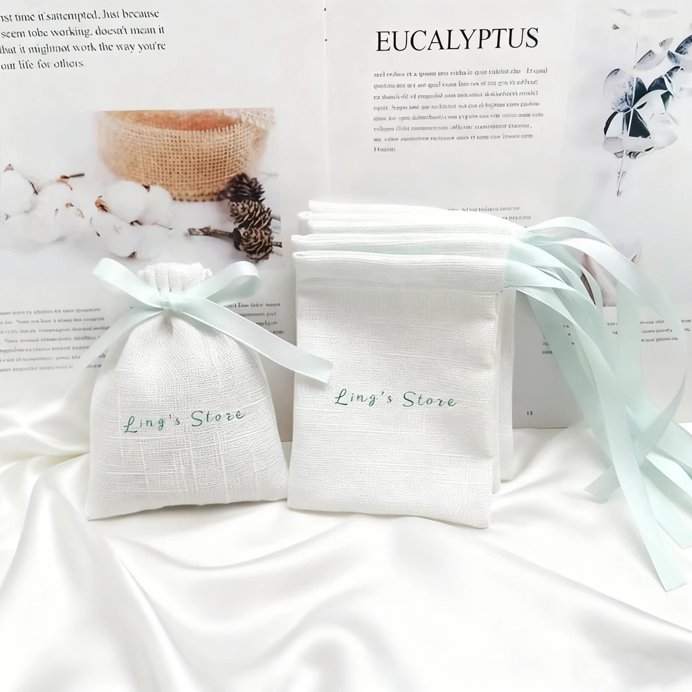 

50 шт. индивидуальный логотип, белый бамбук, хлопок, ювелирные изделия, лента, сумка на шнурке, свадебные сувениры, подарок, косметическая упаковка для духов, сумка
