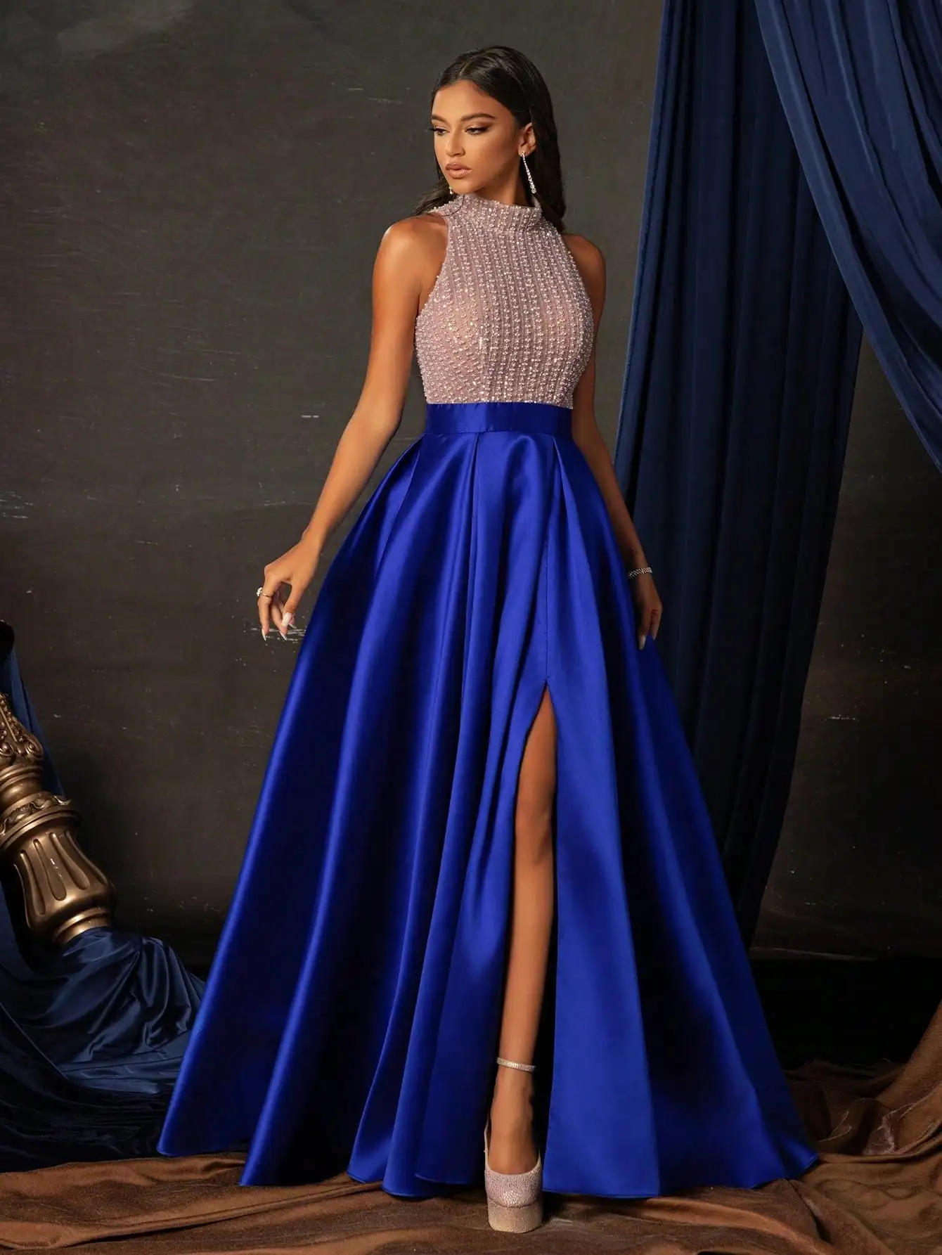 

Элегантное вечернее платье макси с высоким воротником, пайетками и жемчугом, с высоким разрезом, королевского синего цвета, из атласа, для выпускного вечера или свадебного торжества.