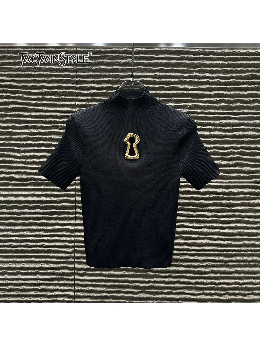 تي شيرت TWOTWINSTYLE مفرغ بإبزيم معدني مقسم للنساء بياقة مدورة وأكمام قصيرة تي شيرت تنحيف بسيط للسيدات 2025