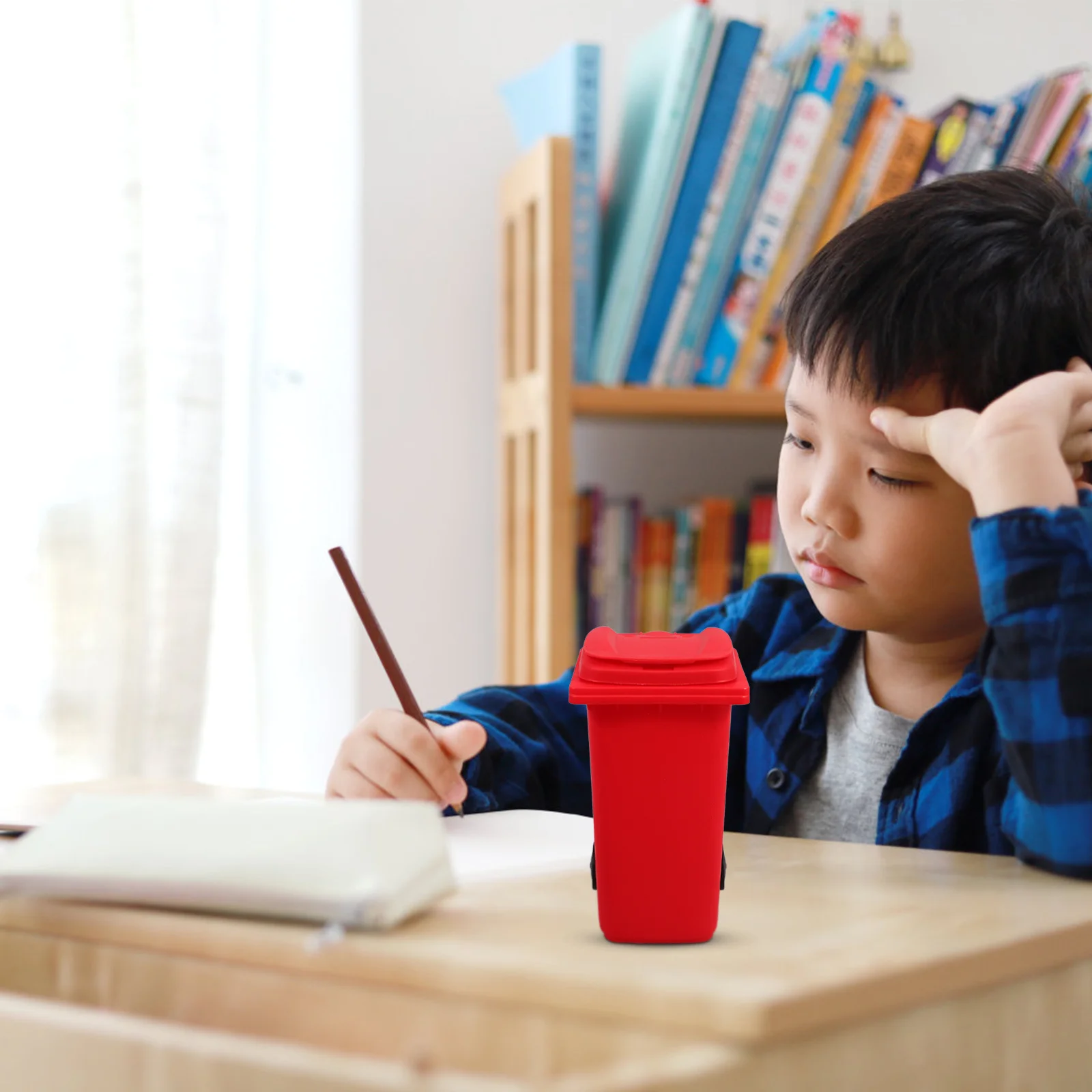 

4Pcs Mini Trash Can Pencil Holder Desktop Garbage Bin Lid Wheels Pen Holder Small Office Desk Storage Bin Garbage Can Toy