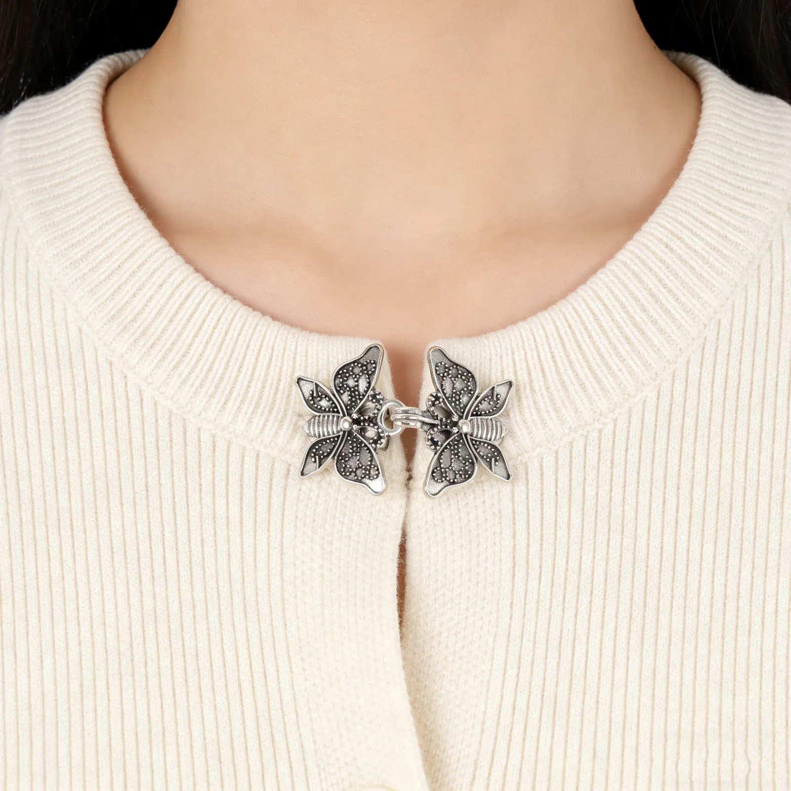 4Pcs Vintage Butterfly Metal Cardigan Clips for Women Retro Sweater Shawl Closure Clips Blouse Dress Cinch Brooch Scarf