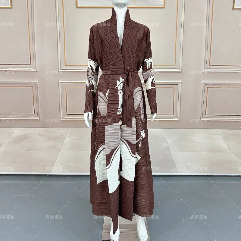 Elegante braune plissierte Abaya mit Pferdedruck – langer islamischer Kaftan für Frauen, bescheidene Mode-Robe, perfekte lässige formelle Anlässe