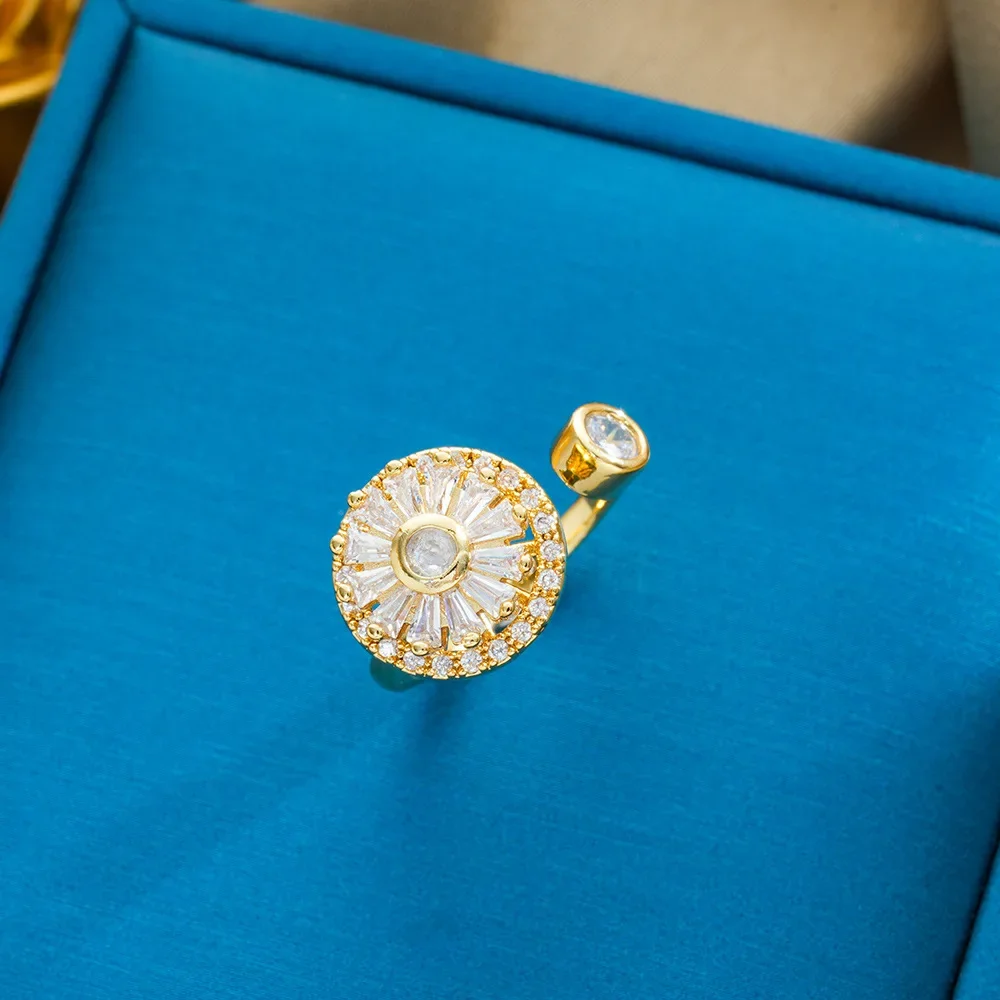

The slightly inlaid flower-shaped rotating zircon exudes a fashionable and cool style.