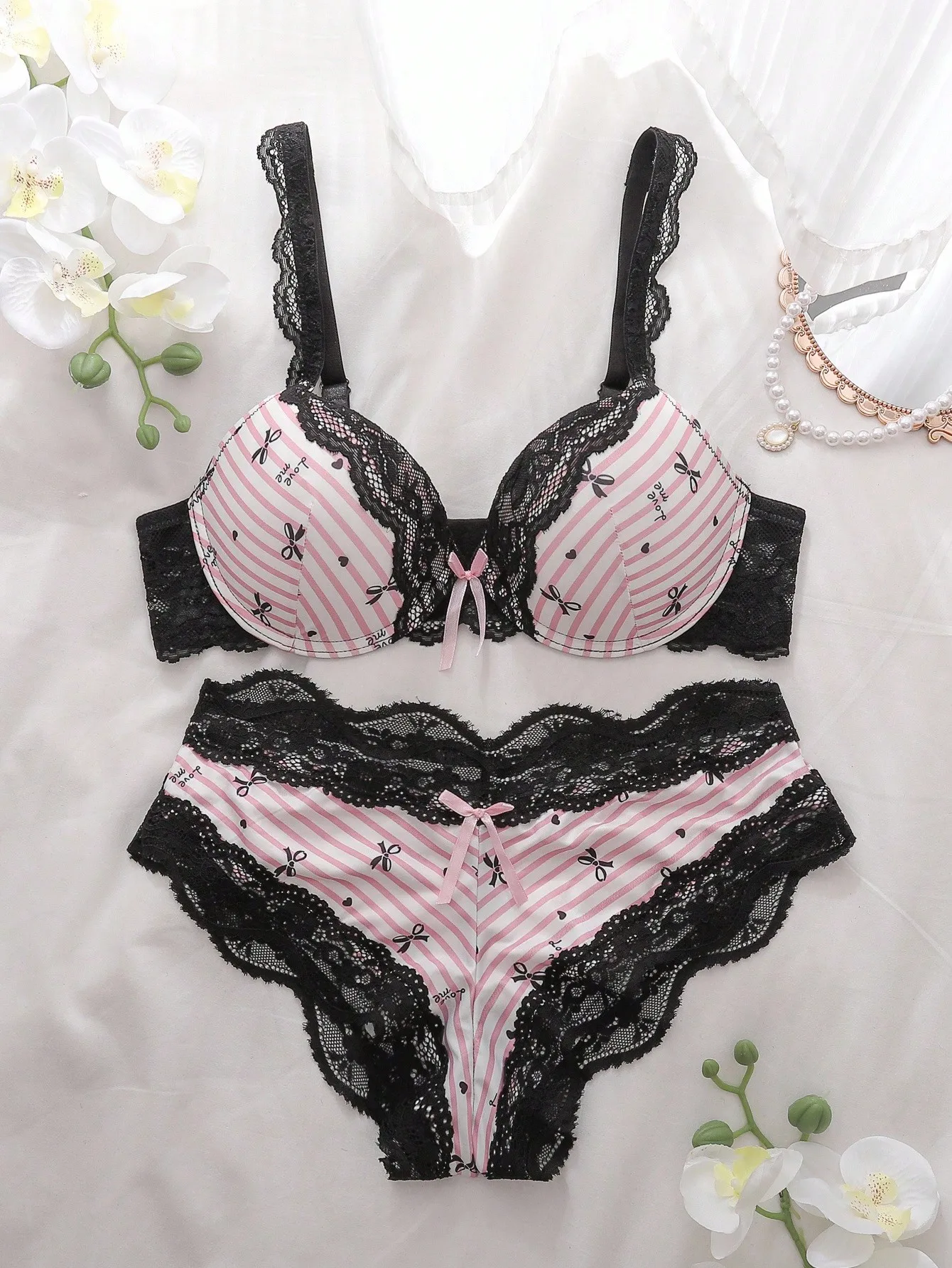 Conjunto de sujetador y bragas con encaje a rayas rosa y blanco y detalle de lazo