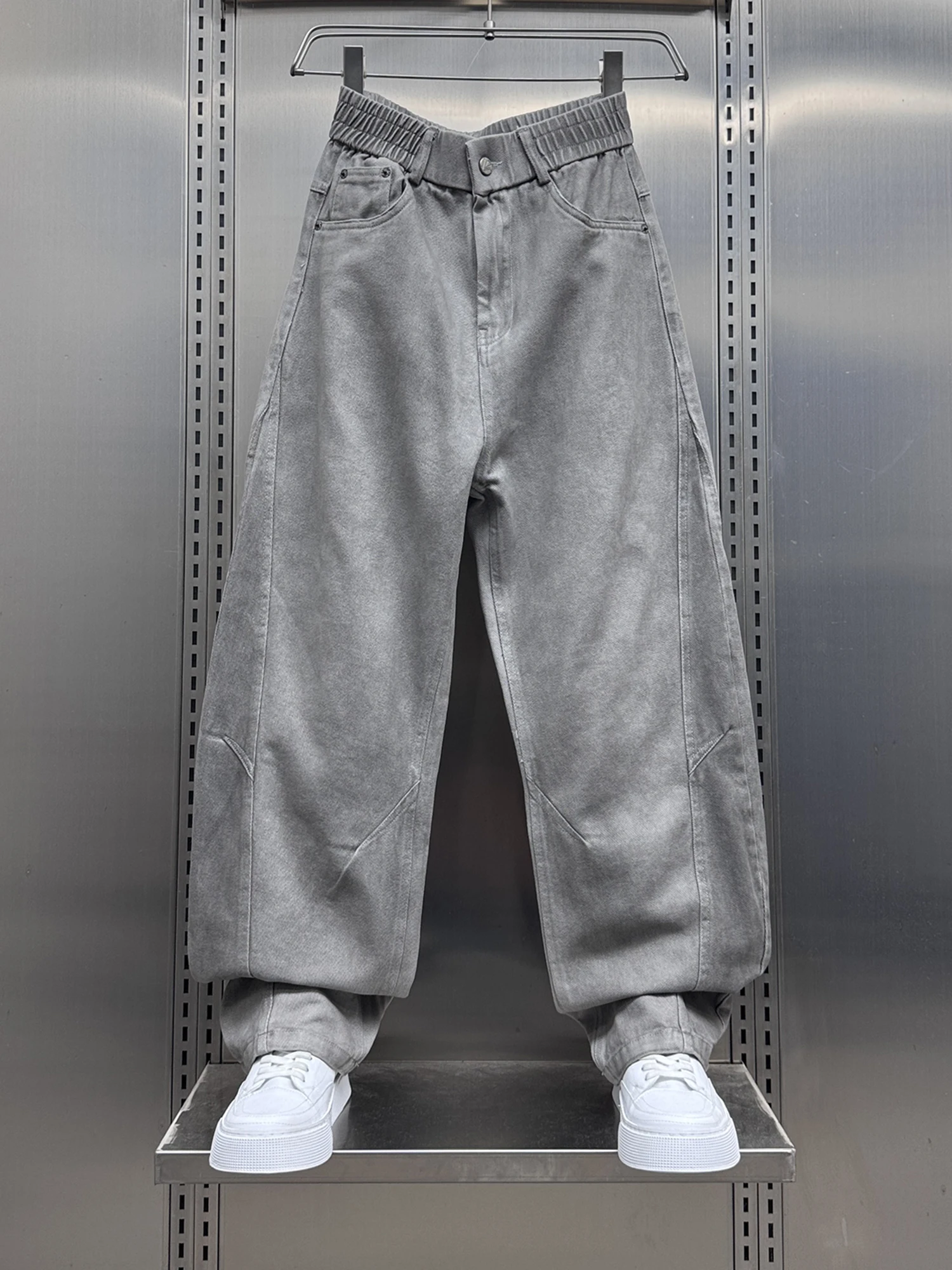 

Мужские повседневные брюки прямого кроя на осень 2025: модные, универсальные, с эффектом потертости, на пуговицах, со средней посадкой, прямые штанины