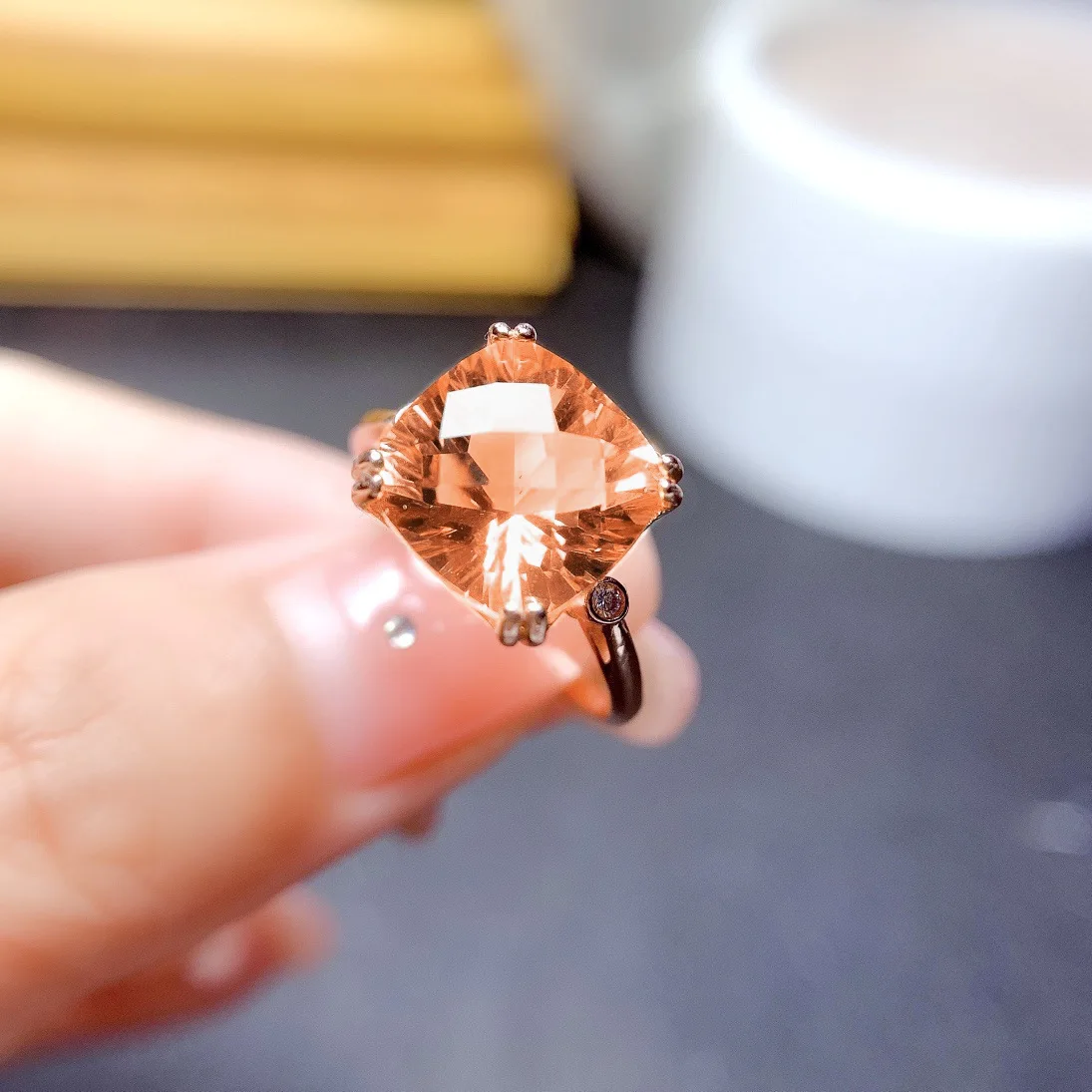 Verstellbarer Ring aus 925er Sterlingsilber, verziert mit einem 5-Karat-Prinzessinnen-Schliff-Quadrat-Farbdiamant-Edelstein für modebewusste Frauen – Detail 4