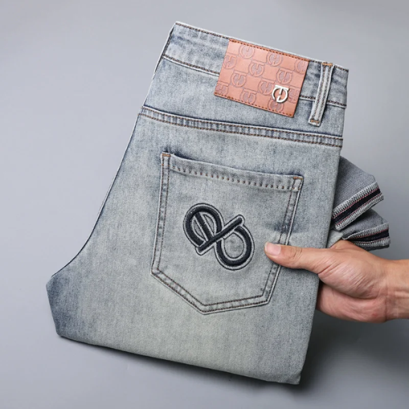 2024 Zomer Nieuwe Lichtblauwe Jeans Voor Heren Luxe Trend Borduurwerk Slim Fit Kleine Rechte Pijpen Veelzijdige High-End Broek