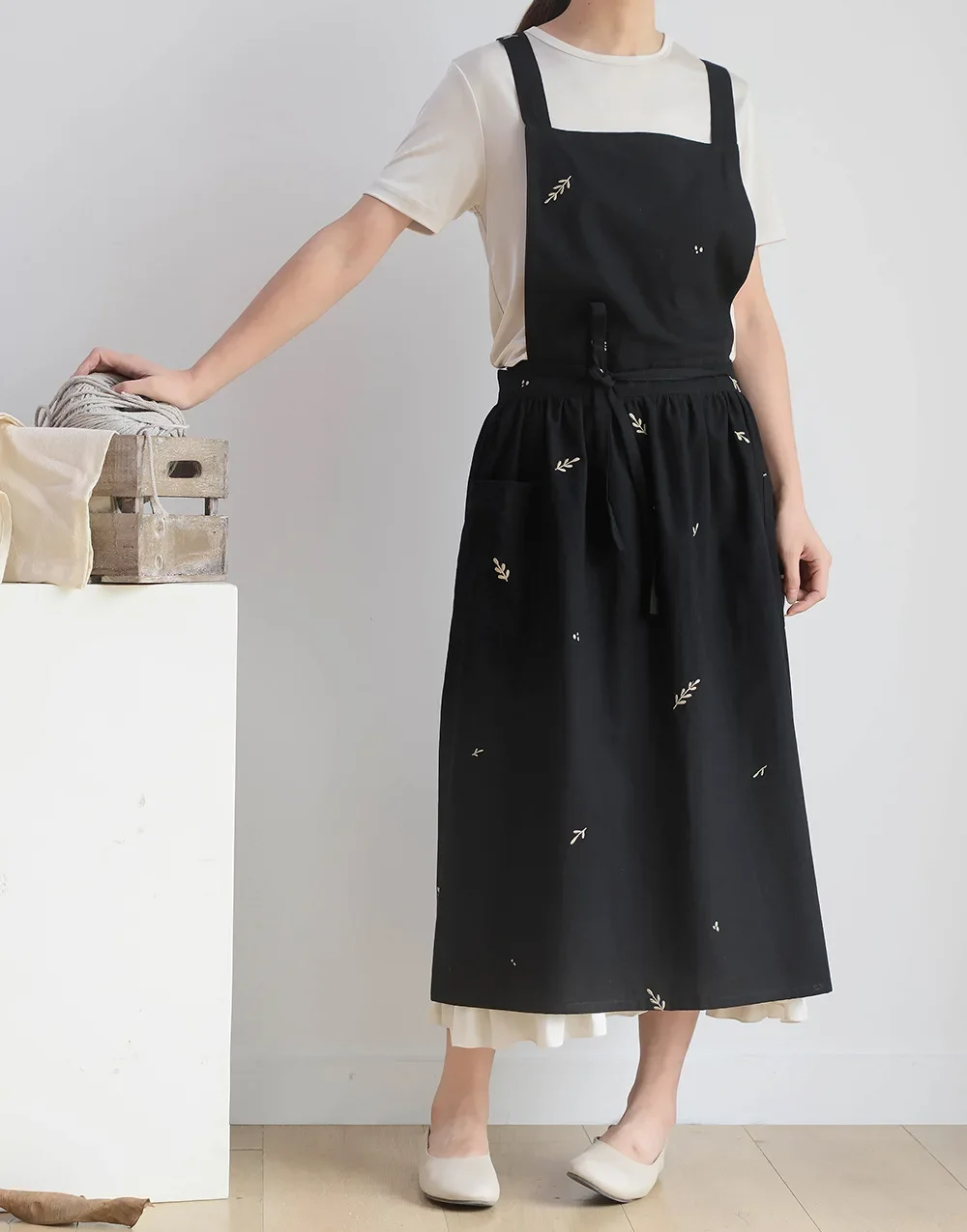 

Embroidery Waterproof Apron Washed Cotton with Pockets for Kitchen Housework Baking Chef Coffee Shop Korean Women Pinafore