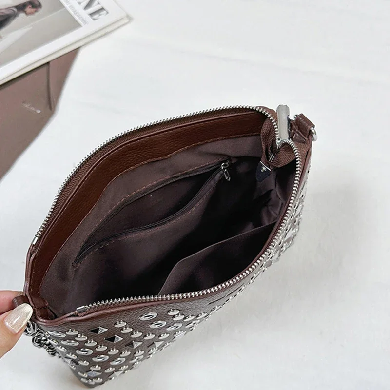 Europäische und amerikanische Schultertasche mit Nietenkette, Damenmode, cooler Street-Style, Umhängetasche, große Kapazität, Pendler-Handtasche – Detail 1